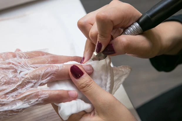 ネイルマシンは丸く優しく動かすことで角質を取り、甘皮周りを押してくれる機械だ