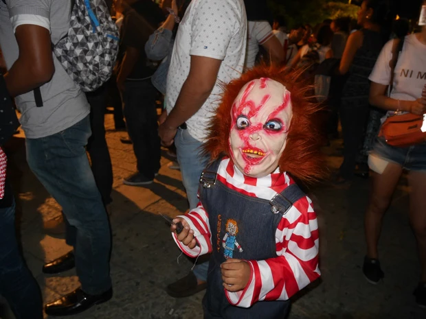 『チャイルド・プレイ』のチャッキーを着て踊る子供