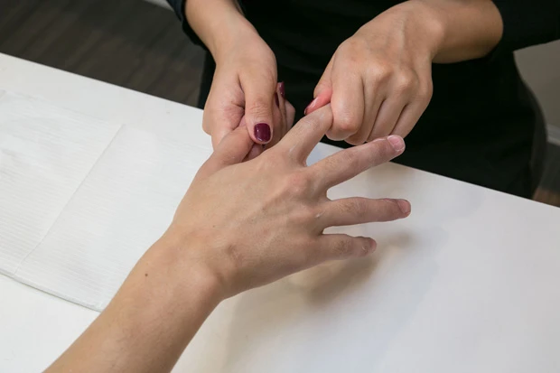 指１本１本の根本から爪先へ向かって、丁寧にクリームに塗り込む。この冬、自分でハンドクリームを塗る時にやってみよう。指の節の乾燥が軽減するはず！