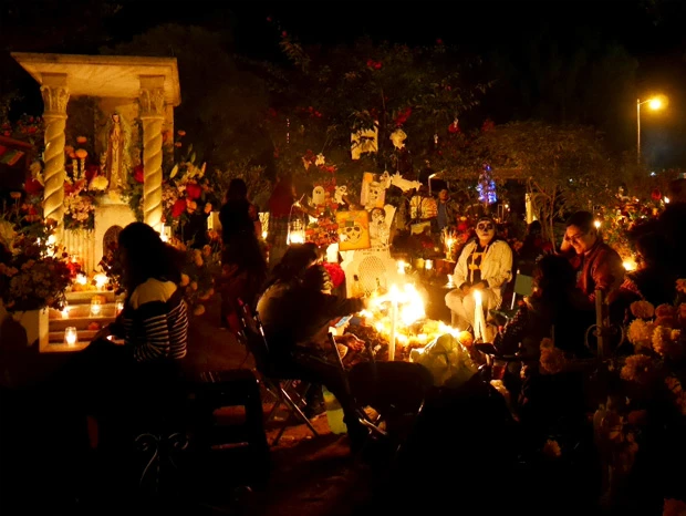  ホホ村の墓地はお花やロウソクで豪華に飾られている