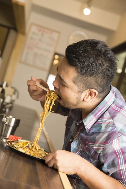 麺はコシが強くモチモチとし、ソースはスパイシーで強烈な印象!