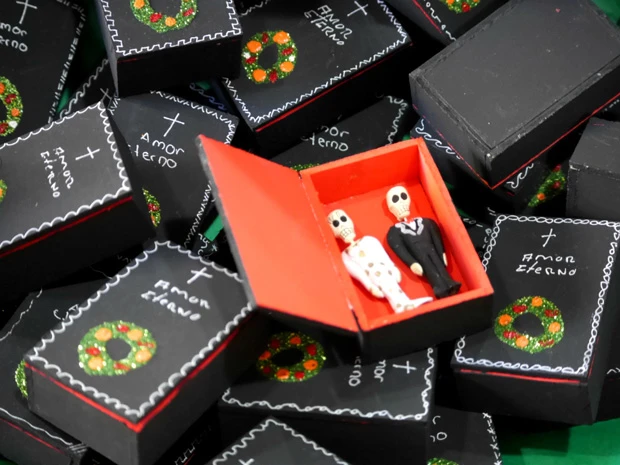  オアハカのかわいい本屋さんに売っていたガイコツ夫婦