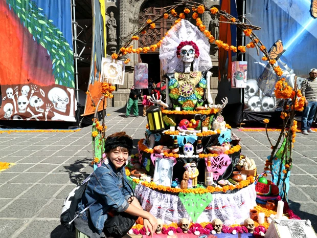 オフレンダ(祭壇)はマリーゴールドや死者のパン、ガイコツの砂糖菓子、故人の遺影、十字架、ロウソク、砂絵…等で装飾されている