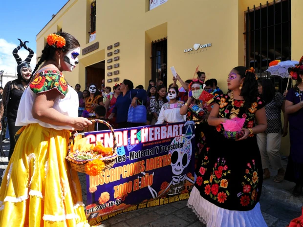  オアハカの歴史地区で昼間のパレード