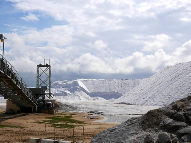 別角度から見ると、白い氷河のようにも見える