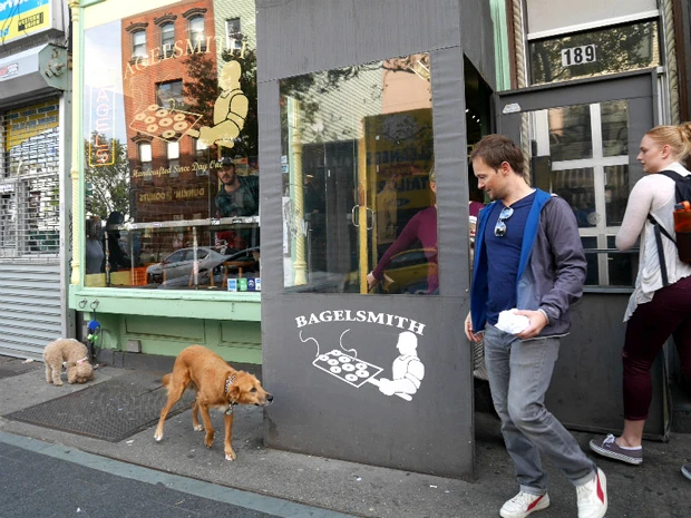 ベーグル屋の前で飼い主を待つ忠犬