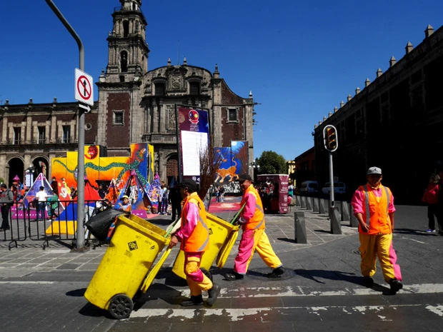 ピンクと黄色の派手な作業着を着た街中の清掃員