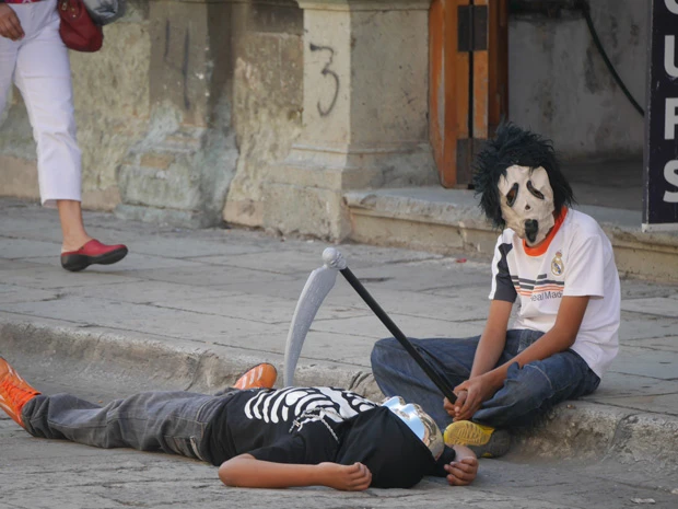  路上でパフォーマンスをしてチップを稼ぐ子供