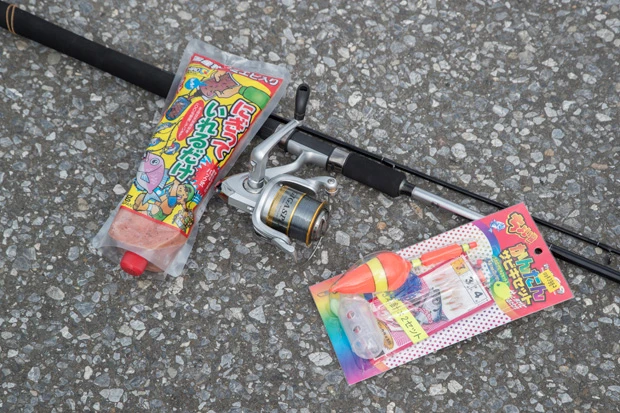  初心者がサバ釣りを始めるにあたって最低限必要なのは、竿とリール、サビキセット、エサ。合計で６０００円程度