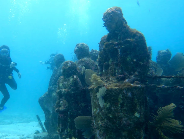  珊瑚に侵食された無数の人物像