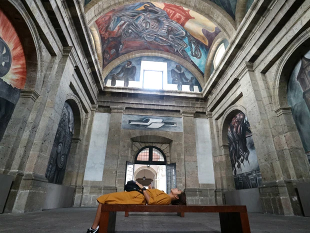 壁画は寝て見ろ?世界遺産「オスピシオス・カバーニャス」では、みんなベンチに寝そべって天井画を見ている