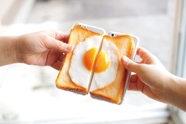 食品サンプルのスマホケースは多数商品化されているが、ニコイチ合体系は珍しい。付き合いはじめの若いカップルが使えば実に爽やかなおもしろケース！