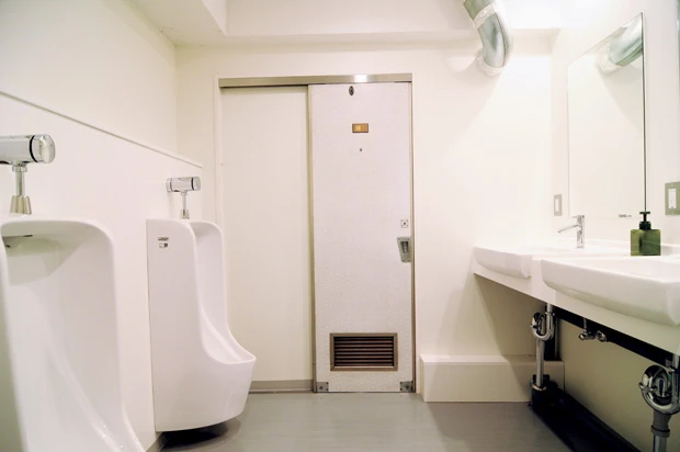 シャワールーム、ランドリーも完備。定員全78名