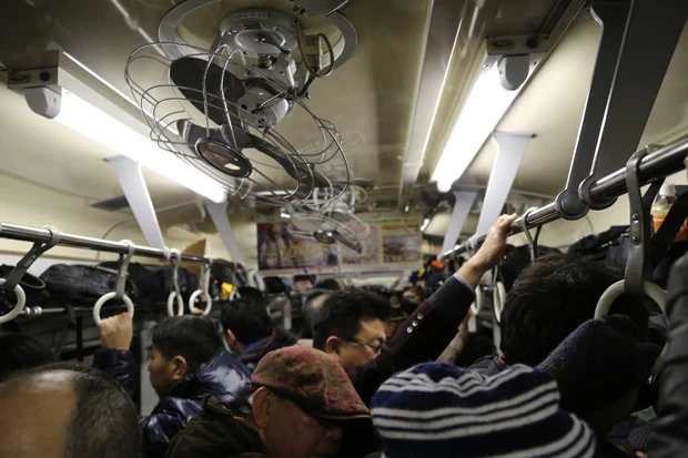 鉄オタでごった返す最終列車。ぱっと見、地元民はいなそうだった