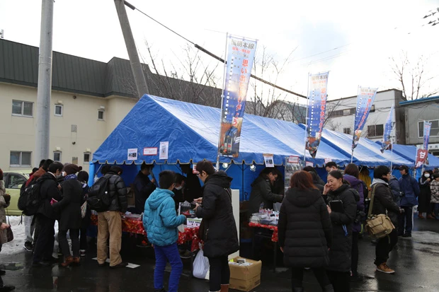 増毛駅前は特設テントが置かれ、鉄道グッズも飛ぶように売れていた