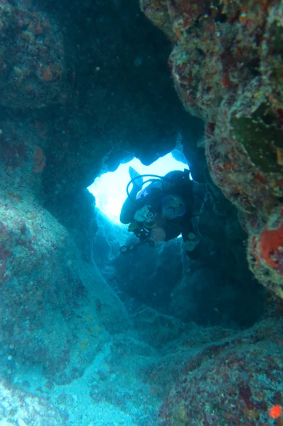  必死に洞窟の中を撮影するダイバーマリーシャ