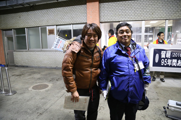 ラスト2ヵ月間、ほぼ毎日車内を巡回していたガードマン氏(右)。鉄オタの間ではすっかり有名人に!