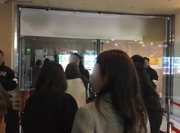 入り口に行列ができる、横丁そばのクラブ。クラブの雰囲気とギャップのある横丁に誘ってみると、意外に女子は乗ってくる