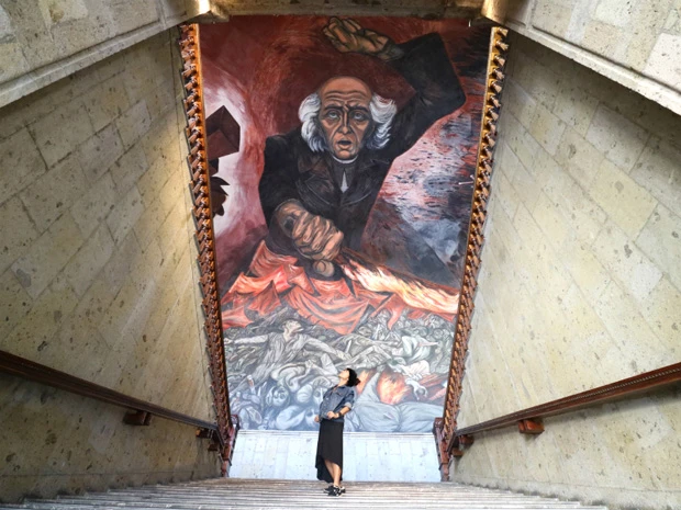 ハリスコ州庁舎にある有名な壁画。グアダラハラ出身のオロスコ作「立ち上がる僧侶イダルゴ」はインパクト大!