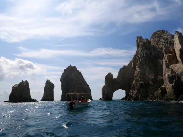 エル・アルコ。アーチ型の岩はなかなかカッコいい。太平洋とコルテス海の境目は、波がぶつかりあいボートが激しく揺れてイスからコケた!