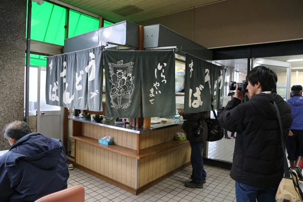 留萌駅の立ち食いそば。客がひっきりなしに訪れて麺がなくなり、14時過ぎで営業終了。過去最高の売り上げだったそう