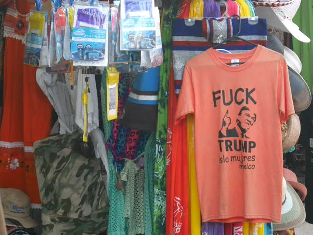 お土産屋に現れたトランプ氏。メキシコに来てから全く見ることなかったのに、なぜ島に?