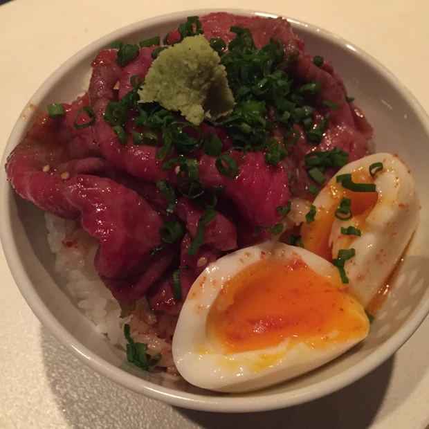  ニューウエーブ横丁の特徴は、料理にもこだわりのある店が多いところ。グルメに対するアンテナの高い女子たちが集まっている印象だ