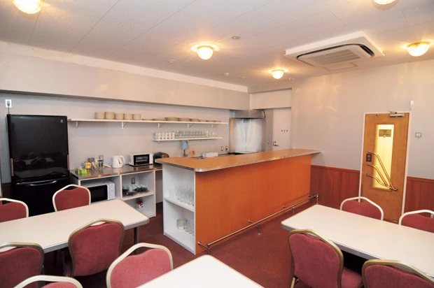 北斗星の食堂車「グランシャリオ」で使われたテーブルと椅子は2階にある共用スペースのラウンジに設置。共用キッチンでは自炊ができ、壁に埋め込まれた補助椅子も使用可能