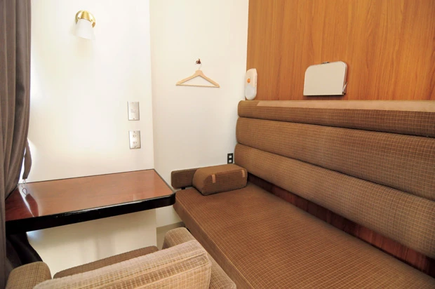 半個室は3階と5階に1室ずつあり、「A寝台ロイヤル」のベッドを使用。ドミトリー内の2段ベッドは1泊2500円~だが、半個室は1泊4000円~(季節変動あり)