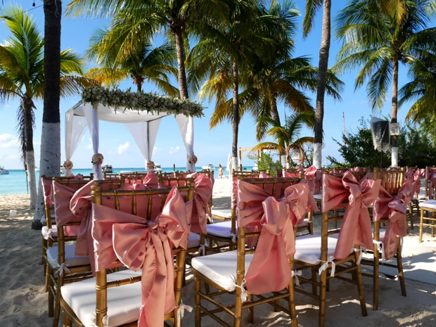 結婚式のゲスト用の椅子にベビーピンクのリボン。ビーチウェディング憧れる~