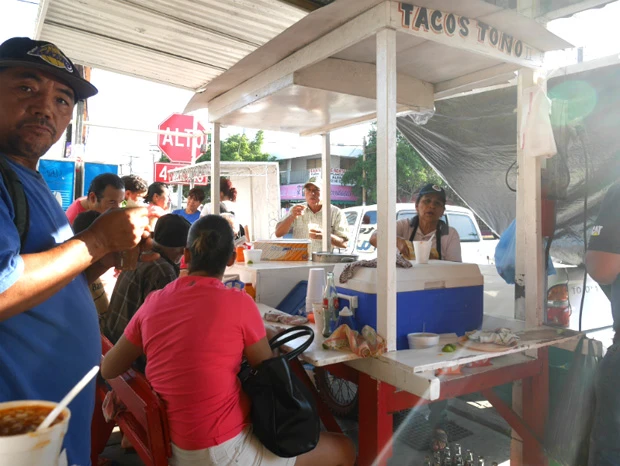 やっぱりローカルの人たちと食べる現地の味はおいしい! ここは牛肉スープの人気屋台