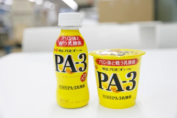  「明治プロビオヨーグルトＰＡ－３」のドリンクタイプ（左）とヨーグルトタイプ。ともに希望小売価格１２９円（＋税）