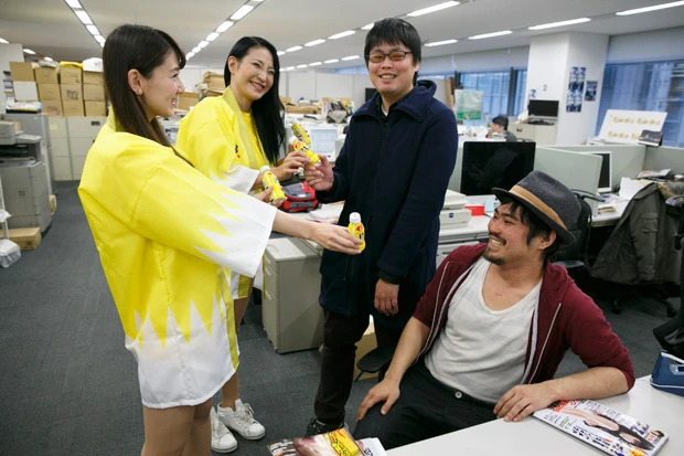  週プレＮＥＷＳが誇る「シャイボーイ」のふたりも、お姉さんからＰＡ－３をゲット！