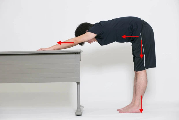 尾骨を中心に上下に筒状に伸ばすイメージ