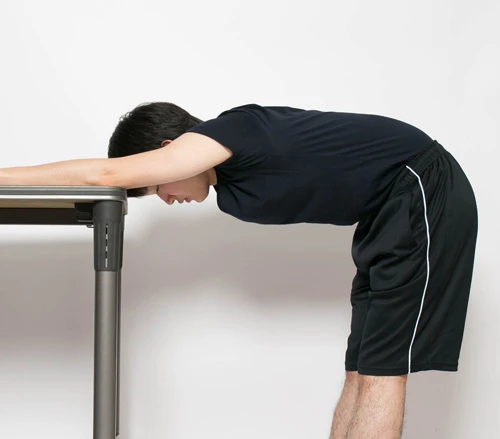 お尻が後ろに下がったり、あごが上がる、腰が丸まるのはダメ