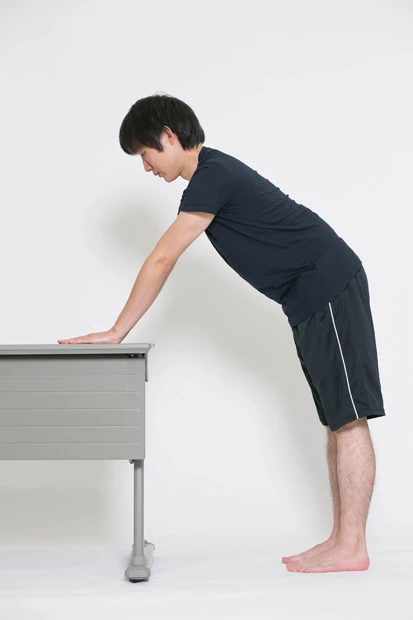 両足が床に潜り込むようなイメージで