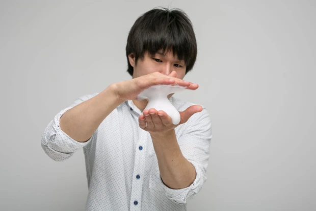 体の乾燥が気になるなら、泡立てたボディソープを使い、手で洗うといい。最近は泡のボディソープも市販している