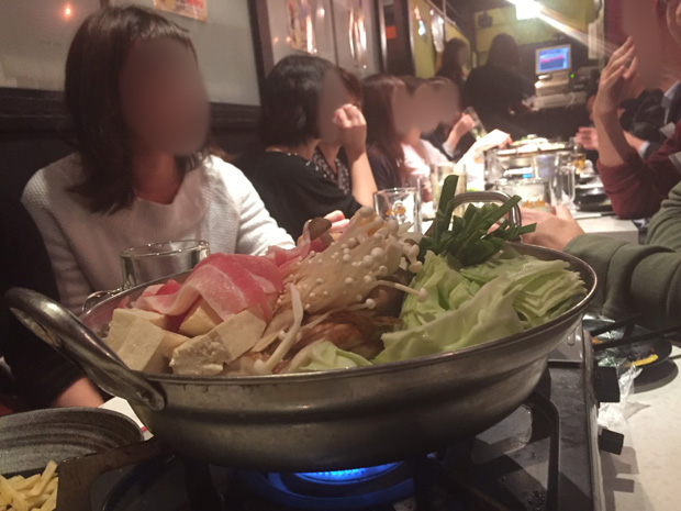和やかムードの鍋コン。家庭的な女性が多く、ワンナイト向きではないが真剣交際できる女性を探すならオススメ