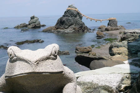 元々は伊勢神宮に向かう際に、人々が旅の安全を願ってお参りしていた二見興玉神社。そこから「無事にカエル」と言われ始めたそう