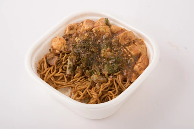 「ソースマーボー丼」 マーボー丼+焼きそば 総炭水化物量およそ190g。ソースの濃厚な味とマーボーのスパイスが絶妙にマッチ! おなかもかなりいっぱいになる
