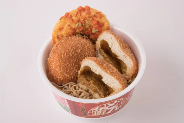 「揚げカレーそば」 そば+カレーパン 総炭水化物量およそ85g。最初にそのままそばを食べた後、カレーを溶かして食べると味が変わって二度楽しめる!!