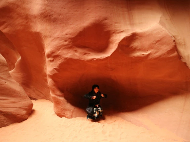 ゴリラのマネをするマリーシャ