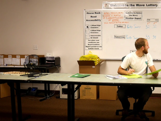 ホワイトボードに注意書き。その横にはビンゴ