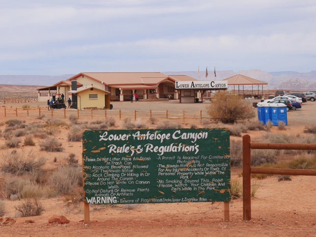 注意書きの看板にはヘビやサソリに注意などと書いてある