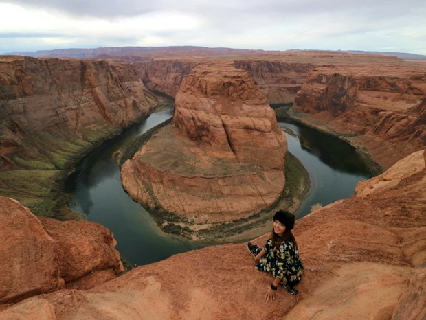 ホースシューベントを命がけで覗き込む。ちなみに「ドローン禁止」って書いてあった(笑)