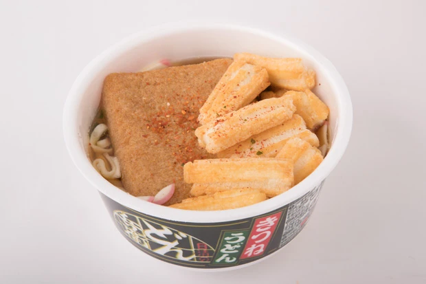 「お手軽力うどん」 うどん+揚げ餅おかき 総炭水化物量およそ74g。簡単にできる“力うどん”。揚げ餅は少しふやけたほうがおいしいので、お湯を入れる前に投入