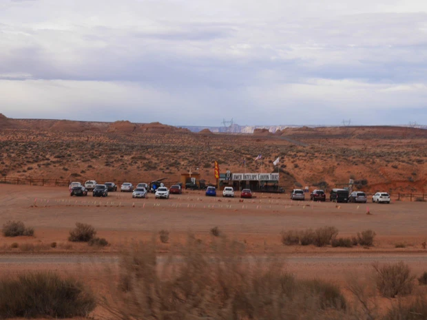 受付のある小屋と駐車場