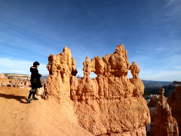 穴の開いた奇岩に近づく