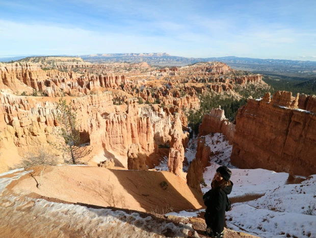 雪でグズグズになった急勾配の道は滑るのでコワイ