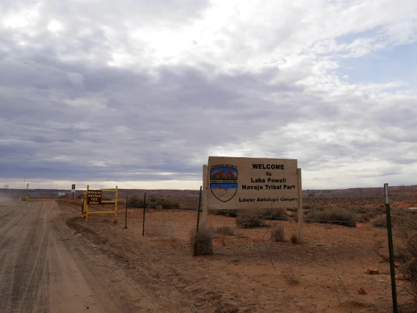 ロウワーへのウェルカム看板